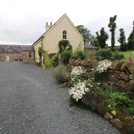 Emly - - Sleeps 6 - Parking - Garden