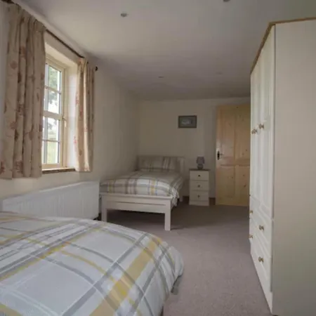 Emly - - Sleeps 6 - Parking - Garden *