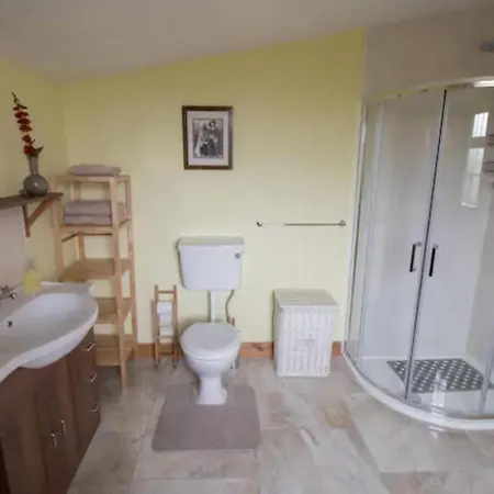 Emly - - Sleeps 6 - Parking - Garden * Knocklong