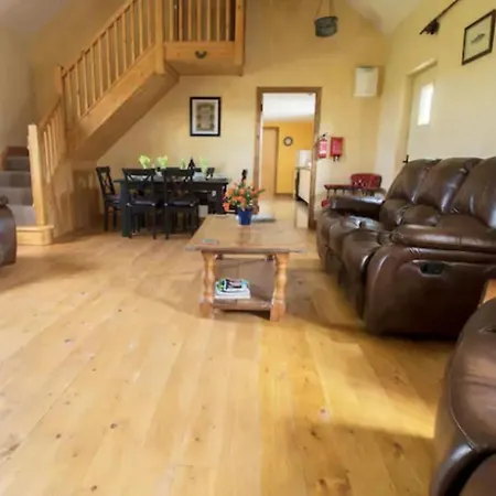 Emly - - Sleeps 6 - Parking - Garden *