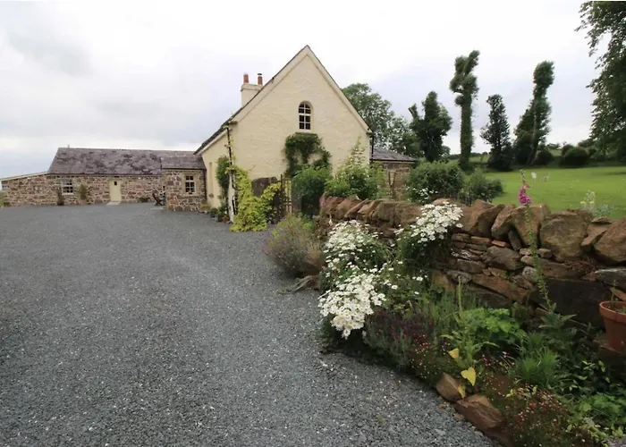 Emly - - Sleeps 6 - Parking - Garden