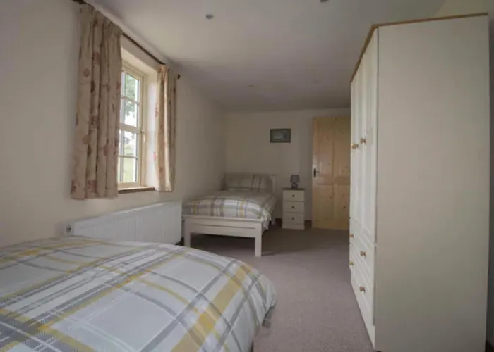 Emly - - Sleeps 6 - Parking - Garden *