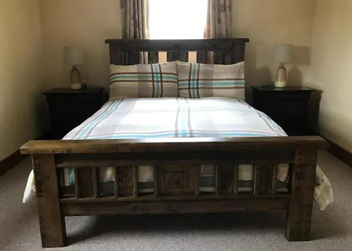 Emly - - Sleeps 6 - Parking - Garden Holiday home *