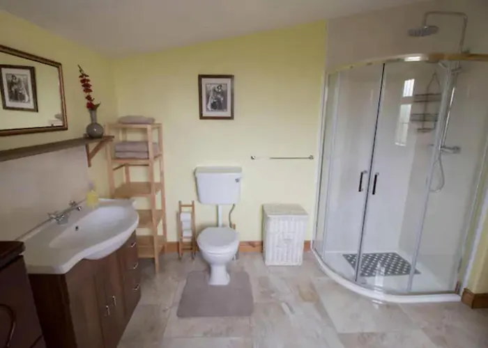 Emly - - Sleeps 6 - Parking - Garden * Knocklong