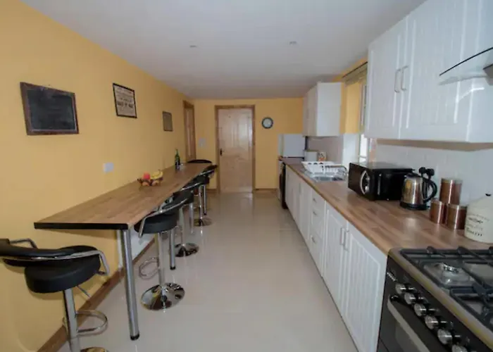 Emly - - Sleeps 6 - Parking - Garden Holiday home