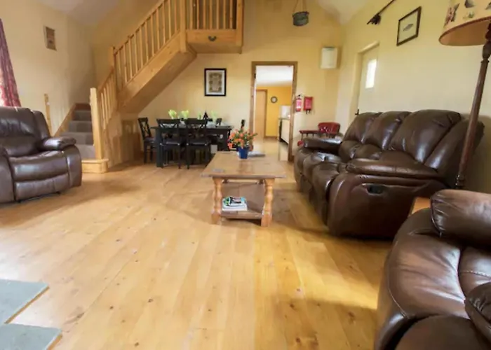 Emly - - Sleeps 6 - Parking - Garden *